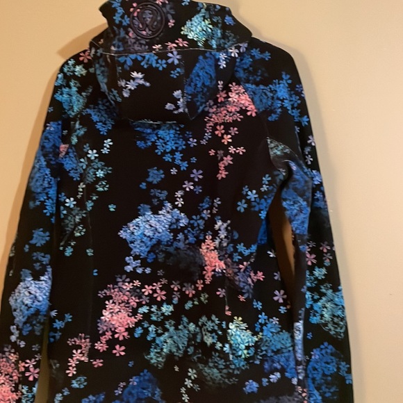 Gorgeous floral LULULEMON sweater in excellent condition - Picture 3 of 6